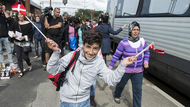 Беженцы у поезда в Данию