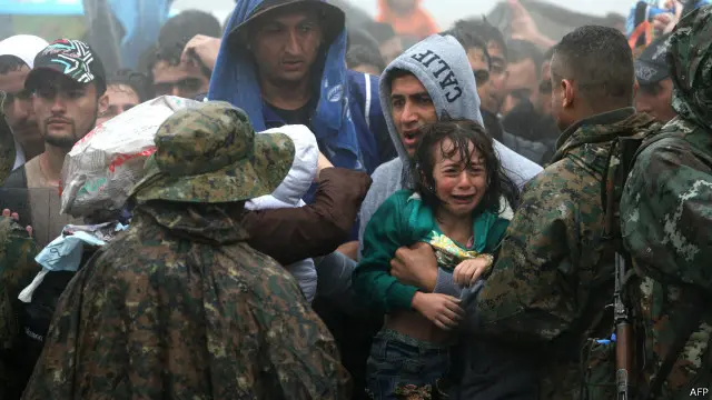 မိုးထဲရေထဲ တောင်ခံနေတဲ့ ဂရိ မြောက်ပိုင်းရောက် ရွှေ့ပြောင်းသူတွေ။