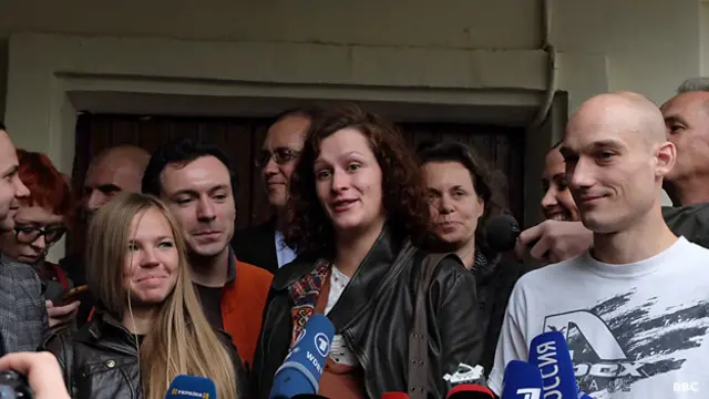 Освобожденные у зала суда