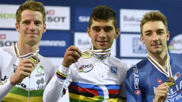 El ciclista colombiano luce el maillot arcoiris como campeón mundial de omnium.