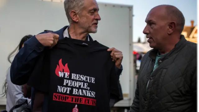 Джереми Корбин с одним из своих сторонников