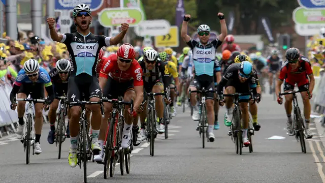 El colombiano Fernando Gaviria sorprendió al propio Andre Greipel en el final de la cuarta etapa de la Vuelta a Reino Unido, para alegría de su compañero Cavendish.