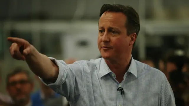 ڈیوڈ کیمرون کا کہنا ہے کہ برطانیہ میں ہر سال مہاجرین کی تعداد کو ایک لاکھ کے اندر رکھنے کے مقصد سے دستبردار نہیں ہوں گے