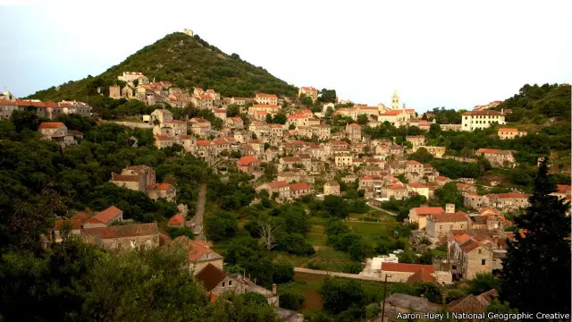 Salah satu yang sering terlupakan di Kroasia adalah Pulau Lastovo, salah satu pulau yang paling jarang dihuni di Laut Adriatik. Dulunya pulau ini merupakan sebuah desa bajak laut yang sempat dihuni para pembunuh, penakluk dan penjajah. Orang Illyria, Roma, Avar dan Venesia semua pernah berkuasa di sini, sebagaimana juga Austria, Italia dan Yugoslavia. Sekarang, pulau ini terkenal karena arsitektur abad ke15 dan 16. Lihatlah rumah-rumah dari zaman Renaisans dengan teras tinggi yang khas dan cerobong asap lonjong.
