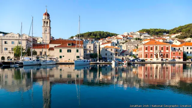 Arsitektur yang lebih mengesankan dapat ditemukan di Pucisca, di Pulau Brač. Kota ini sarat dengan bangunan bergaya Mediterania dengan pengaruh kuat Renaisans dan Venesia. Mungkin lebih menonjol adalah ekspor paling kesohor pulau itu: marmer putih murni kualitas tinggi yang telah digunakan untuk membangun banyak bangunan terkenal di dunia, termasuk Istana Dioclesia di Split dan Gedung Putih di Washington, DC. Banyak orang dari seluruh dunia melakukan perjalanan untuk menghadiri sekolah ukiran batu Pucisca yang terkenal, Klesarska Skola. Di sana, pengunjung bisa mengintip saat siswa mengikuti kelas pandai batu.
