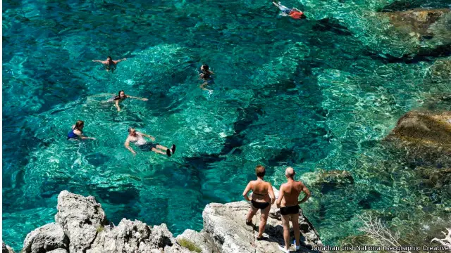 Pemandangan dari pulau manapun di Dalmasia pasti spektakuler. Untuk benar-benar terjun ke perairan warna pirus sekitar Kolocep, bagaimanapun, adalah hal yang lain sama sekali. Kolocep adalah satu dari tiga pulau berpenghuni yang merupakan bagian dari kepulauan Elafiti, sekelompok pulau kecil barat laut Dubrovnik. Ini adalah pulau berpenghuni yang paling selatan di Kroasia, dan pantai-nya penuh dengan tempat-tempat renang rahasia dan teluk tersembunyi. Diantaranya adalah Gua Biru yang memukau, yang airnya berwarna biru tua menyala.