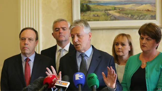 彼得·罗宾逊对记者说，“新芬党的主要成员同涉及谋杀的事实说明我们不能像以往那样同他们共事。”