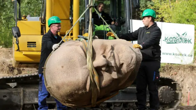 Гранитная голова памятника Ленину