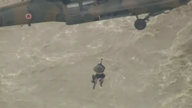 استخدمت طائرات هليوكوبتر عسكرية لنقل المتضررين من منازلهم التي أغرقتها المياه.