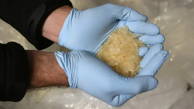 Selain paket berisi 1kg sabu kristal, remaja Hong Kong tersebut diduga terkait dengan pengiriman 28 kg narkoba.