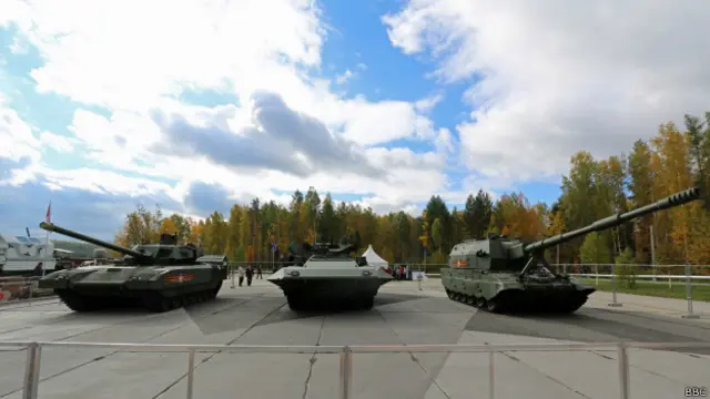 Танк "Армата" (слева)