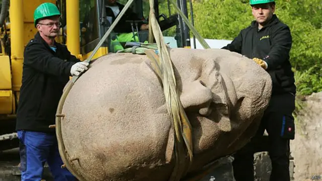 لینن کے مجسمے کا ساڑھے تین ٹن وزنی سر جنگل سے مغربی برلن کے سپینڈاو سیٹاڈیل میوزیم میں منتقل کیا جائے گا