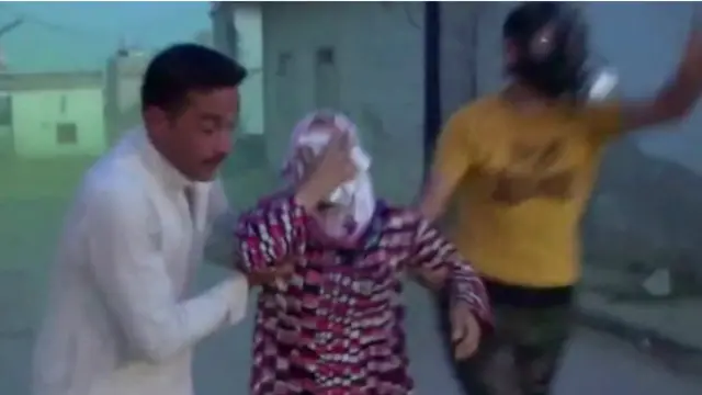 گاؤں مارع میں عینی شاہدین نے بی بی سی کو بتایا ہے کہ کیمیکل حملے قریب میں دولتِ اسلامیہ کے ٹھکانوں سے کیے گئے