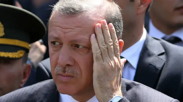 الرئيس التركي خلال جنازة جندي قتل في هجوم شنه متمردون أكراد جنوب شرقي تركيا.