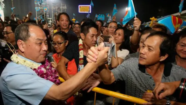 Partai Pekerja pimpinan Low Thia Khiang (kiri) merebut enam kursi dari 89 kursi parlemen.