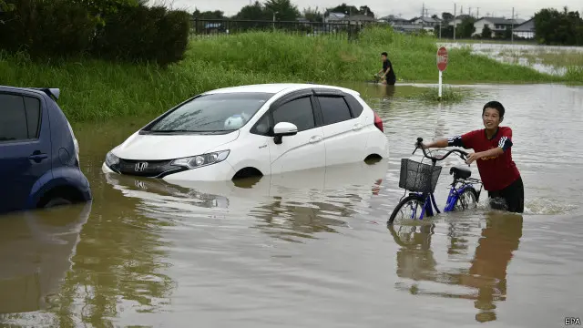المياه أغرقت كل شئ. والشرطة قالت إن بعض الناس اتصلوا بها وهم في سياراتهم ومنازلهم الغارقة.