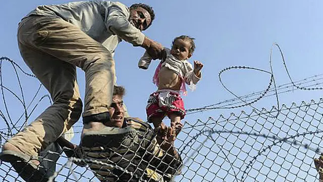 ہنگری سربیا سے ملحق اپنی سرحد پر چار میٹر اونچی باڑ لگا رہا ہے