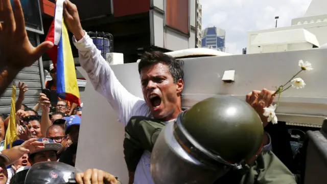 López fue detenido en la primera de una serie de grandes marchas contra el gobierno de Nicolás Maduro.