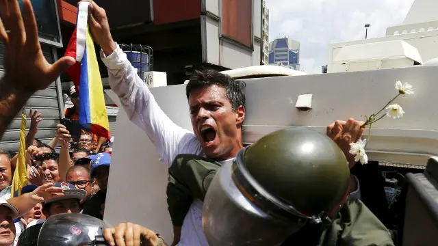 López se entregó a las autoridades al frente de una manifestación.