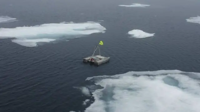 جمع قارب يتم التحكم فيه عن بعد ملليمترات من أعلى سطح المياه