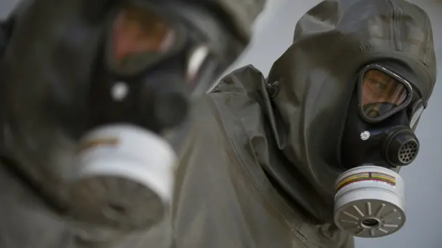 工作人員演示化學武器移除（資料圖片）