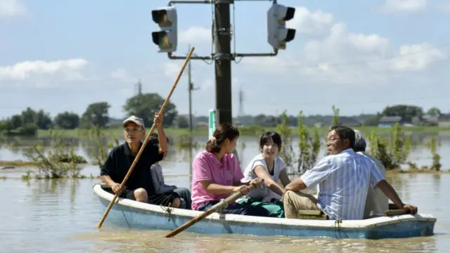 لم يجد بعض السكان سوى قوارب للتجديف إلى بر الأمان