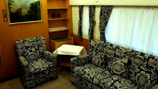 皇家專列的裝飾也就「比安居水平」？從公布的照片看，恐怕連百安居也不樂意這樣的比較。如果非要說是「百安居水平」，那也是「老百安居水平」。
