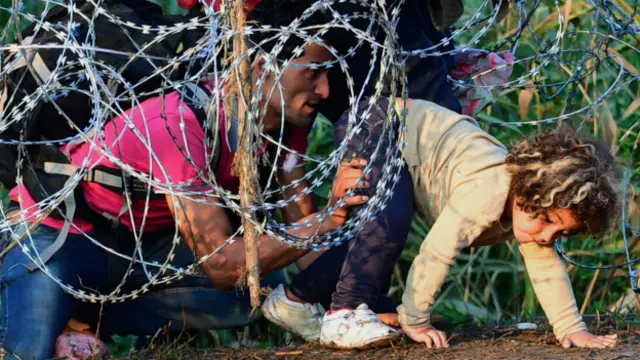 Мігранти перетинають кордон