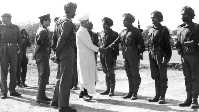 4 सिख के जवानों से हाथ मिलाते तत्कालीन भारतीय राष्ट्रपति सर्वपल्ली राधाकृष्णन.