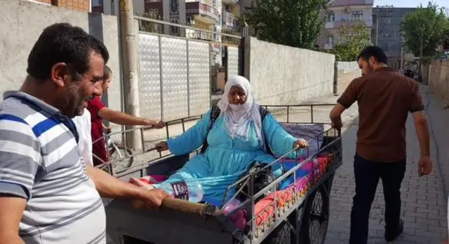 HDP'li Ferhat Encü ambulans bulunamadığı için diyaliz hastalarının bu şekilde taşındığını söylüyor. 