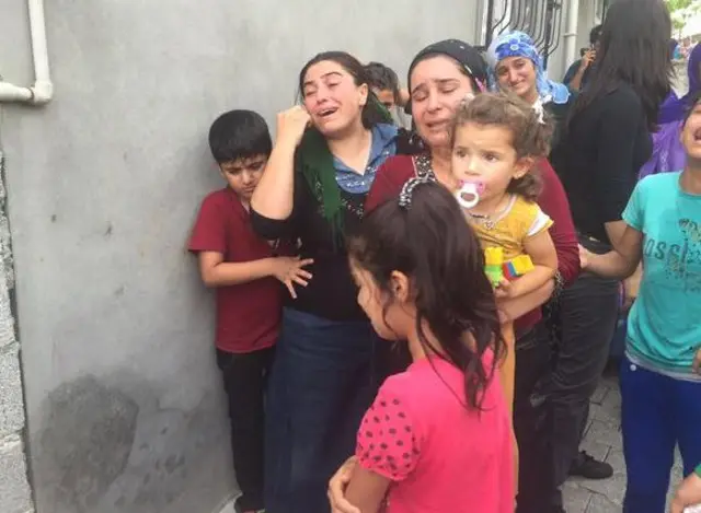 Cizre'deki bir cenazede yas tutanlar. 