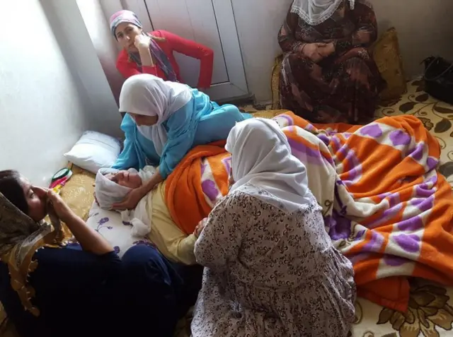 HDP Milletvekili Faysal Sarıyıldız Twitter'da dün paylaştığı fotoğrafta görülenin Cizre'de ambulans bekleyen bir felç hastası olduğunu söylüyor. 