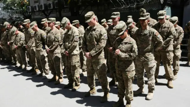 د ۲۰۱۰ کال د مې میاشتې تر ۲۸ پورې، د افغانستان هلمند ولایت کې د پلې ګزمې پرمهال د سړک پرغاړې د ماین په چاودنه کې د امریکا د سمندري ځواک د یوه پوځي په وژل کېدو سره، افغانستان کې د امریکايي ځواکونو د وژل شویو پوځيانو شمېر ۱۰۰۰ ته ورسېد.