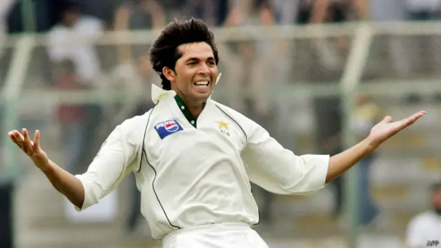 سپاٹ فکسنگ میں ملوث ہونے سے قبل محمد آصف انگلش کاؤنٹی لیسٹر شائر کی طرف سے کھیل چکے ہیں