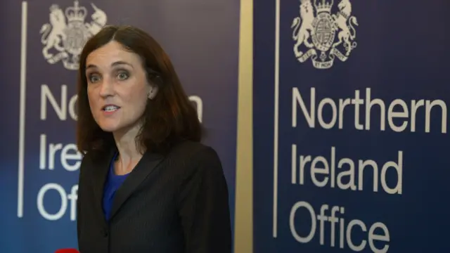 La secretaria de Estado de Irlanda del Norte, Theresa Villiers, afirmó que la situación en el país es "muy grave". 