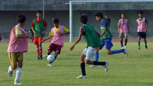 دوسری جانب فراست علی شاہ کا کہنا ہے کہ ’لاہور میں گول پراجیکٹ کے تحت صرف دفاتر بنائے گئے ہیں جبکہ وہاں کسی گراؤنڈ کا منصوبہ ہے ہی نہیں‘