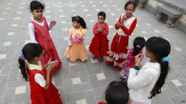 العديد من الأطفال، مثل هؤلاء الفتيات في صنعاء، اضطروا للفرار من منازلهم جراء الصراع في بلدهم