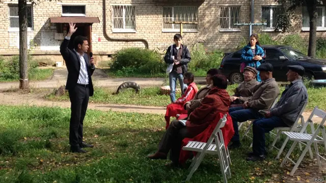 Илья Яшин выступает в одном из костромских дворов перед местными пенсионерами