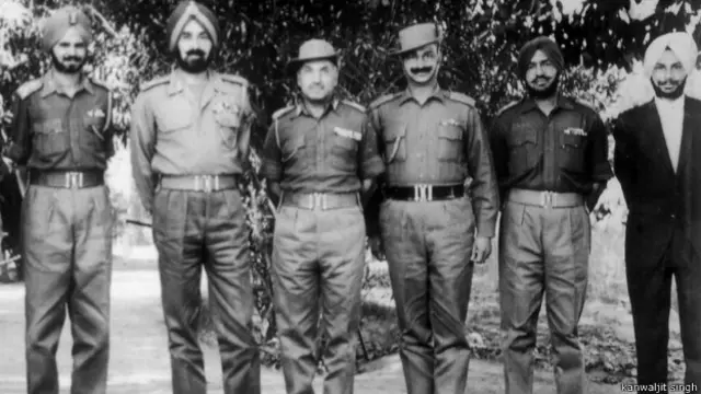 जनरल हरबख़्श सिंह ने बर्की के युद्ध के बारे में बताने के लिए आमंत्रित तत्कालीन लेफ्टिनेंट कंवलजीत सिंह सबसे दायीं ओर.