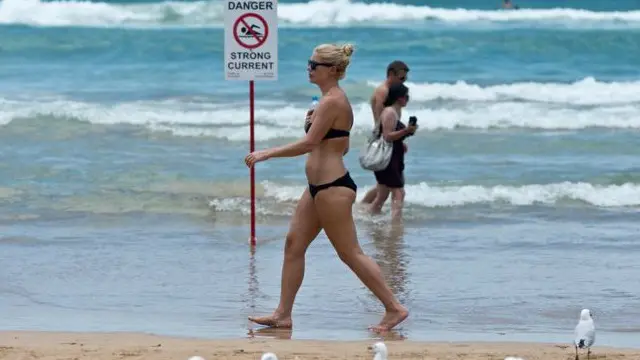 大夏天的在海滩上穿得那么少，并不代表澳大利亚人“道德败坏”，“伤风败俗”。