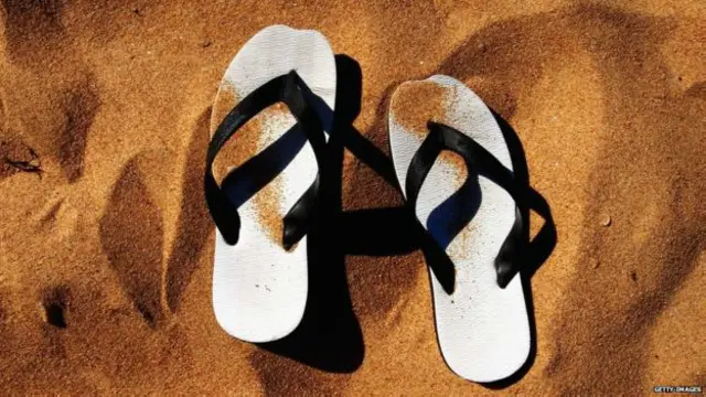 英语词汇thong，在英美通常指女性内衣中的丁字裤，但每个配得上澳大利亚好公民称呼的男子都得穿的人字拖鞋，在澳式英语中也是thong。