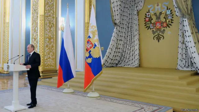 Президент Владимир Путин выступает в Андреевском зале Кремля на приеме в честь выпускников военных академий 25 июня 2015 г.