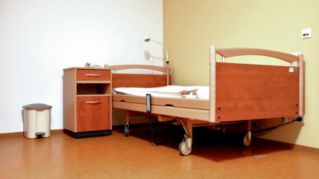 Пустая больничная кровать