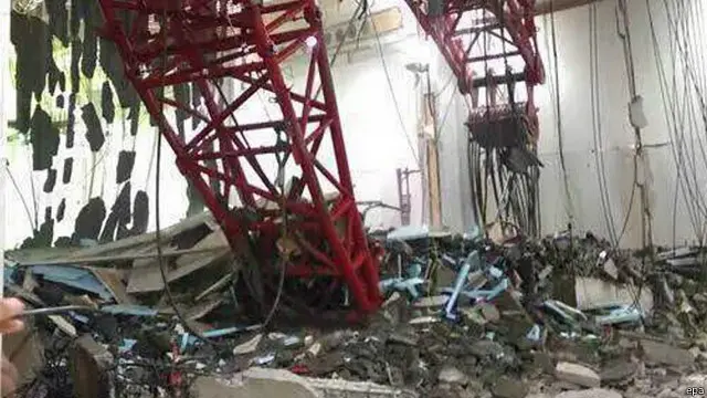 紅色吊車的一部分墜落砸穿了清真寺的屋頂。