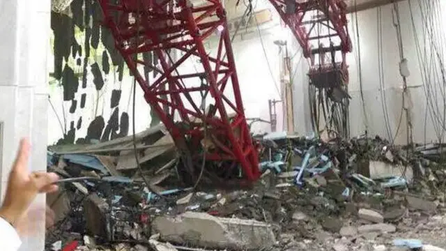 عرب ذرائع ابلاغ کا کہنا ہے کہ کرین تیز ہواؤں کی وجہ سے مسجد کی چھت پھاڑتے ہوئے نیچے آ گری