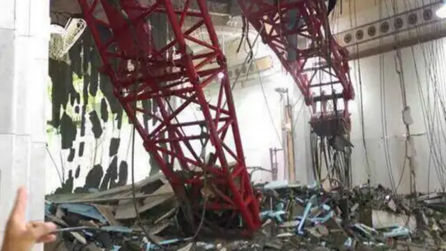 රතු පැහැති සුවිශාල දොඹකරයේ කොටසක් මහා පල්ලියේ වහල මතට කඩා වැටී ඇති අන්දම ඡායාරූපවල දැක්විණ