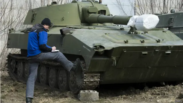 САУ и наблюдатель ОБСЕ в Донбассе