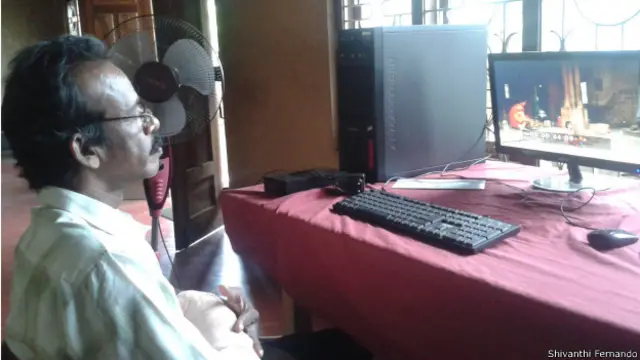 ප්‍රියා, සසිකරන්, සසිධරන්, නරේන්ද්‍රන්, කොලින්, දර්ශන්, බිරිඳ කමලරාණි සමග පසුතලයේ උයා පිහා ගෙන කා බී චිත්‍රපටි කළ කේසව මේ වන විට නිවසේ සාලයේ කොනක පරිගණකය ඉදිරිපිට එය සංස්කරණය කරයි