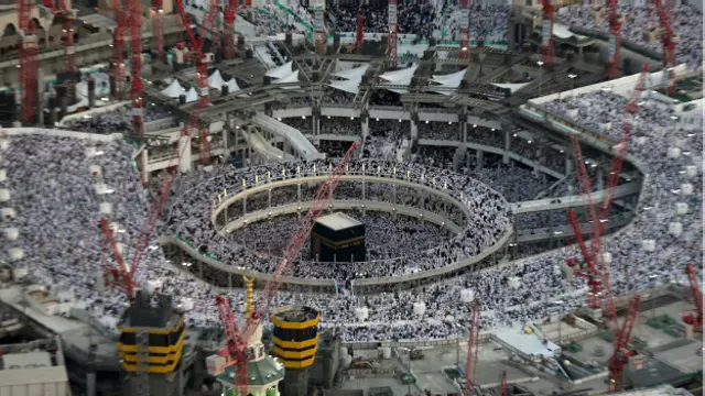 Kawasan Kabah dikelilingi katrol untuk kepentingan konstruksi.