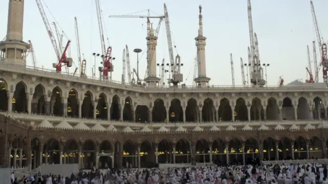 කඩා වැටුනේ මෙවැනි දොඹකරයකි